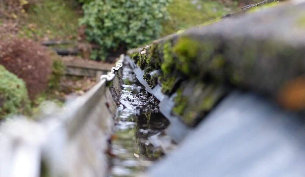 รับมืออย่างไรดี เมื่อรางน้ำฝนรั่วซึมหรือมีน้ำล้นออกมา