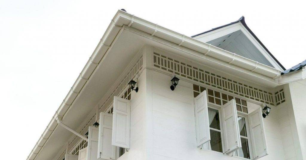 การติดตั้งระแนงวางต้นไม้ปิดรางน้ำฝน